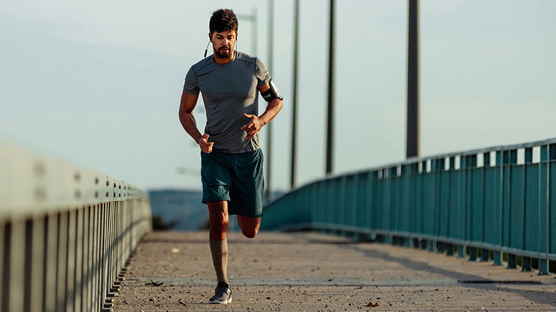 Homem a fazer jogging sozinho